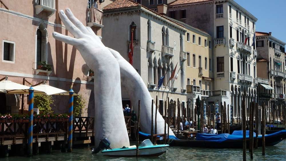 Kauneutta ja outouksia kanaalien varsilla – Tutustu videokierroksilla Venetsian biennaalin taide-elämyksiin